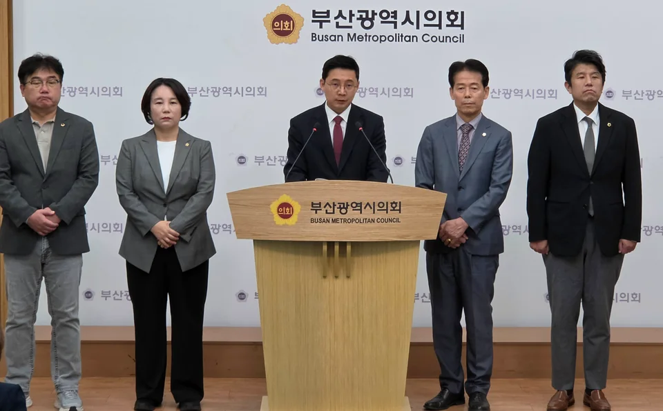 부산광역시의회 행정문화위원회 성명서 발표소통·재검토 앞세운 ‘고무줄 행정’ 즉각 중단하라 보도자료 제공 이미지